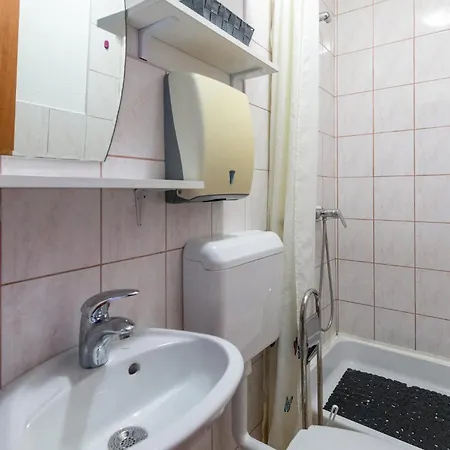 2 Bedroom Beautiful Apartment In Ploce プロチェ