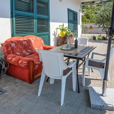 2 Bedroom Beautiful Apartment In Ploce *